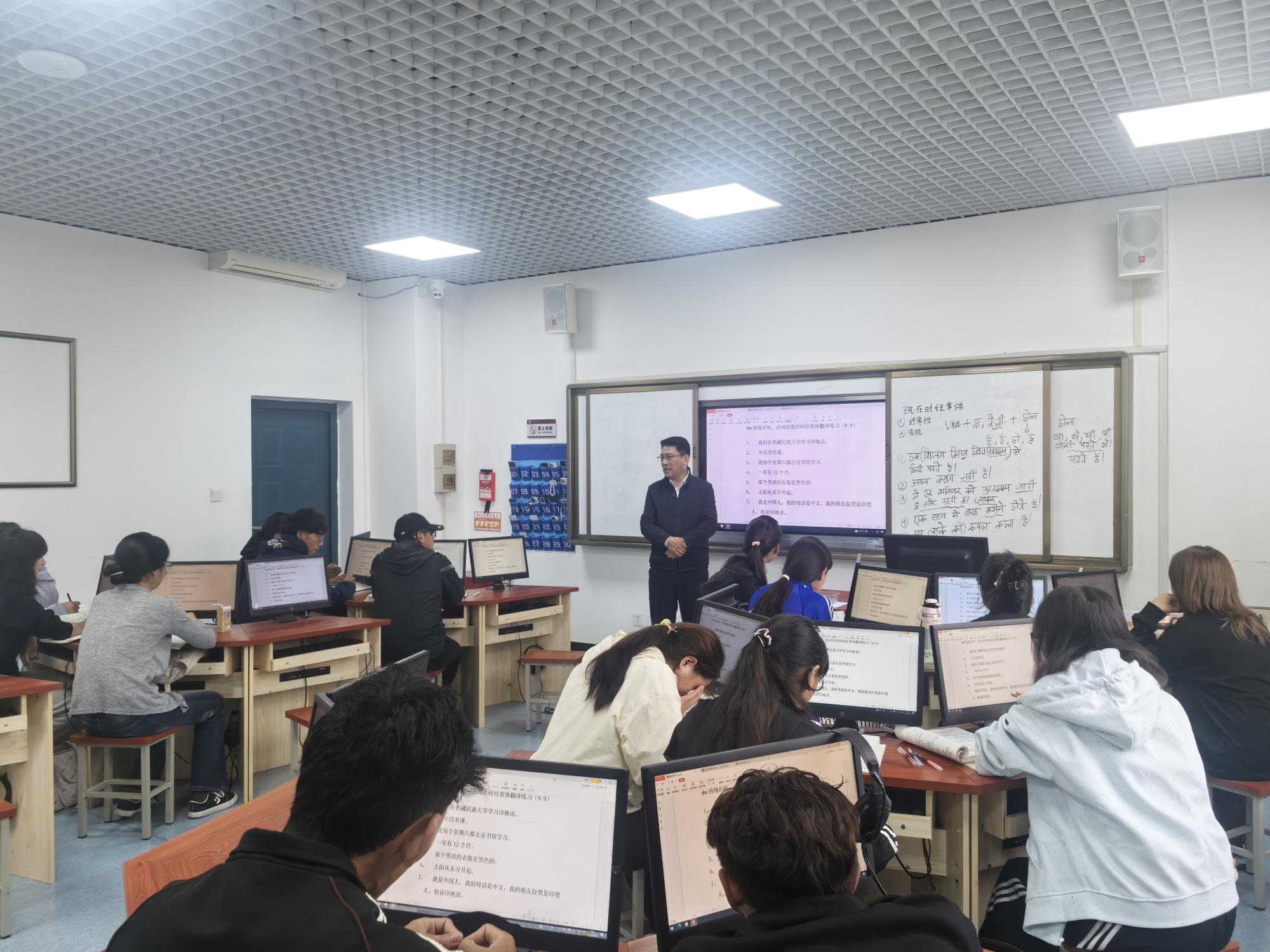学校党委副书记、 校长次仁旺堆同志深入印地语课堂